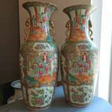 Paar große Kanton-Vasen aus Porzellan mit Figurenszenen und Ruyi-Handhaben - Foto 2