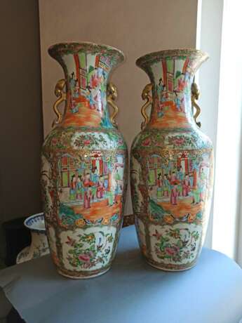 Paar große Kanton-Vasen aus Porzellan mit Figurenszenen und Ruyi-Handhaben - photo 2