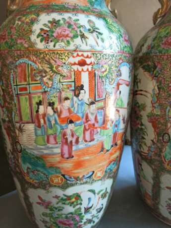Paar große Kanton-Vasen aus Porzellan mit Figurenszenen und Ruyi-Handhaben - Foto 3