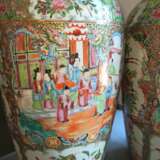 Paar große Kanton-Vasen aus Porzellan mit Figurenszenen und Ruyi-Handhaben - photo 3