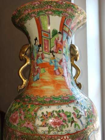 Paar große Kanton-Vasen aus Porzellan mit Figurenszenen und Ruyi-Handhaben - фото 4