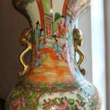 Paar große Kanton-Vasen aus Porzellan mit Figurenszenen und Ruyi-Handhaben - photo 4
