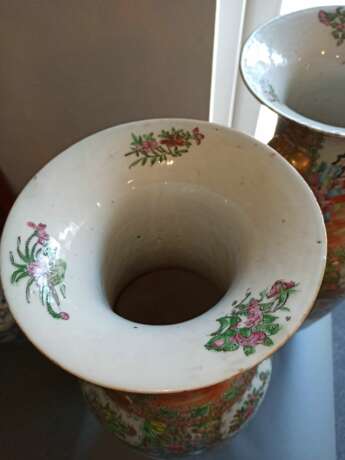 Paar große Kanton-Vasen aus Porzellan mit Figurenszenen und Ruyi-Handhaben - фото 5