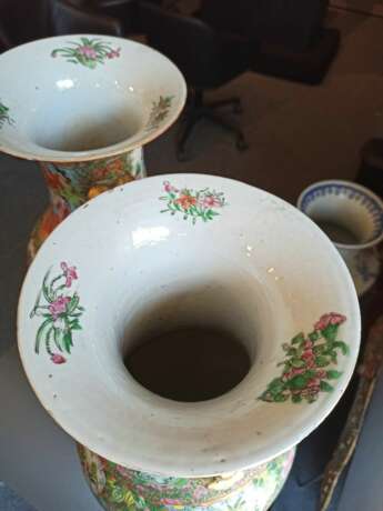 Paar große Kanton-Vasen aus Porzellan mit Figurenszenen und Ruyi-Handhaben - photo 6
