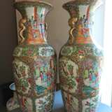 Paar große Kanton-Vasen aus Porzellan mit Figurenszenen und Ruyi-Handhaben - photo 7