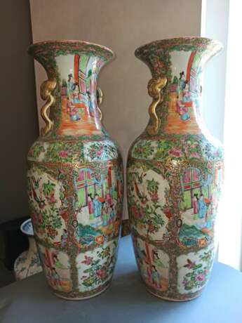 Paar große Kanton-Vasen aus Porzellan mit Figurenszenen und Ruyi-Handhaben - photo 7