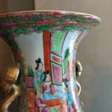Paar große Kanton-Vasen aus Porzellan mit Figurenszenen und Ruyi-Handhaben - Foto 8