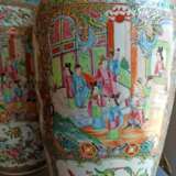Paar große Kanton-Vasen aus Porzellan mit Figurenszenen und Ruyi-Handhaben - photo 9