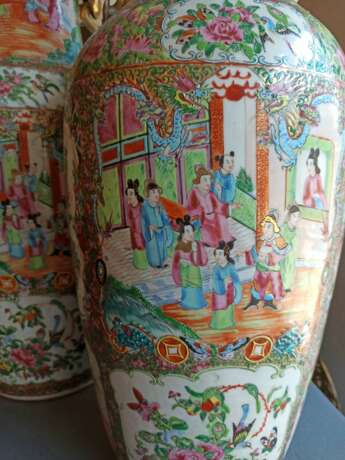 Paar große Kanton-Vasen aus Porzellan mit Figurenszenen und Ruyi-Handhaben - Foto 9