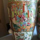 Paar große Kanton-Vasen aus Porzellan mit Figurenszenen und Ruyi-Handhaben - фото 10