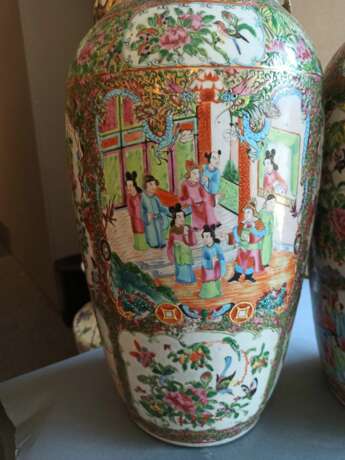 Paar große Kanton-Vasen aus Porzellan mit Figurenszenen und Ruyi-Handhaben - Foto 10
