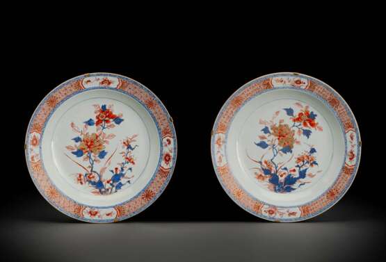 Zwei große Teller aus Porzellan im Imari-Stil dekoriert - photo 1