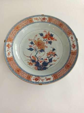 Zwei große Teller aus Porzellan im Imari-Stil dekoriert - Foto 2