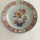 Zwei große Teller aus Porzellan im Imari-Stil dekoriert - photo 2