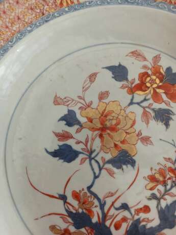 Zwei große Teller aus Porzellan im Imari-Stil dekoriert - Foto 3