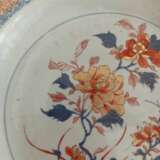 Zwei große Teller aus Porzellan im Imari-Stil dekoriert - photo 3