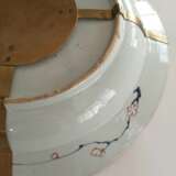 Zwei große Teller aus Porzellan im Imari-Stil dekoriert - Foto 5