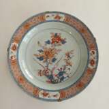 Zwei große Teller aus Porzellan im Imari-Stil dekoriert - photo 6