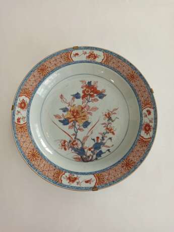 Zwei große Teller aus Porzellan im Imari-Stil dekoriert - Foto 6