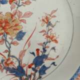 Zwei große Teller aus Porzellan im Imari-Stil dekoriert - photo 7