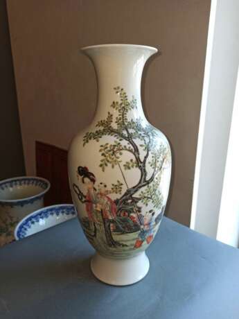 'Famille rose'-Vase aus Porzellan mit Dame und Kindern in einer Gartenlandschaft - photo 3