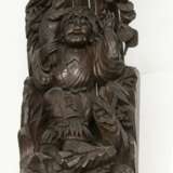 Holz-Torbogen mit in tiefem Relief geschnitzten Drachen und Figuren - photo 2