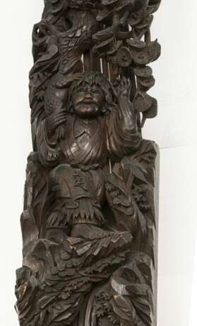 Holz-Torbogen mit in tiefem Relief geschnitzten Drachen und Figuren - фото 2