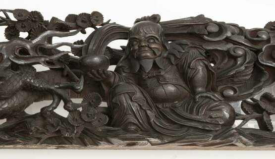 Holz-Torbogen mit in tiefem Relief geschnitzten Drachen und Figuren - Foto 3
