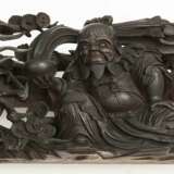 Holz-Torbogen mit in tiefem Relief geschnitzten Drachen und Figuren - photo 3