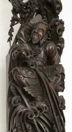 Holz-Torbogen mit in tiefem Relief geschnitzten Drachen und Figuren - photo 4