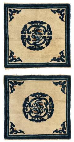 Paar Sitzteppiche mit archaischer Ornamentik - photo 1