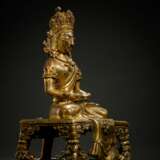 Feuervergoldete Bronze des Amitayus auf einem Thron - photo 2