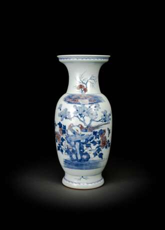 Vaase aus Porzellan mit Blüten-Vogeldekor in Unterglasurblau und Kupferrot - Foto 1