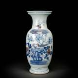 Vaase aus Porzellan mit Blüten-Vogeldekor in Unterglasurblau und Kupferrot - photo 1