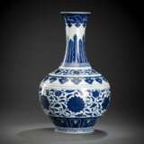 Unterglasurblau dekorierte Vase mit Lotosdekor - Foto 1