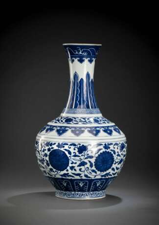 Unterglasurblau dekorierte Vase mit Lotosdekor - photo 2