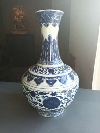 Unterglasurblau dekorierte Vase mit Lotosdekor - photo 4