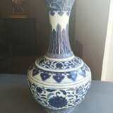 Unterglasurblau dekorierte Vase mit Lotosdekor - фото 5