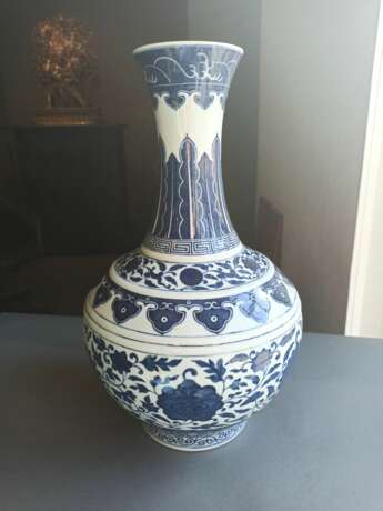 Unterglasurblau dekorierte Vase mit Lotosdekor - Foto 6