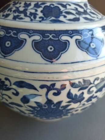 Unterglasurblau dekorierte Vase mit Lotosdekor - Foto 7