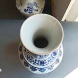 Unterglasurblau dekorierte Vase mit Lotosdekor - Foto 8
