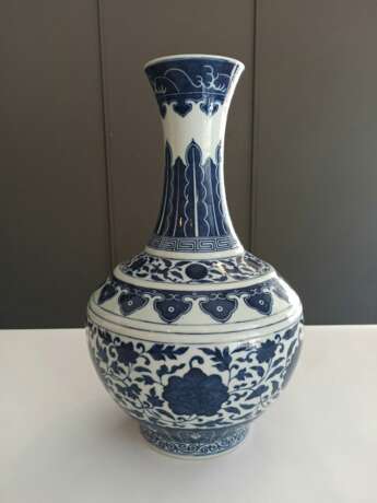 Unterglasurblau dekorierte Vase mit Lotosdekor - Foto 10