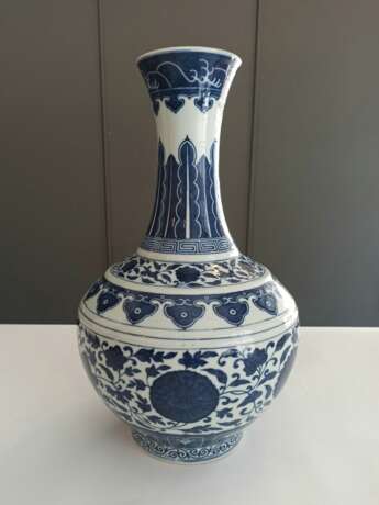 Unterglasurblau dekorierte Vase mit Lotosdekor - фото 12