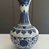Unterglasurblau dekorierte Vase mit Lotosdekor - фото 12