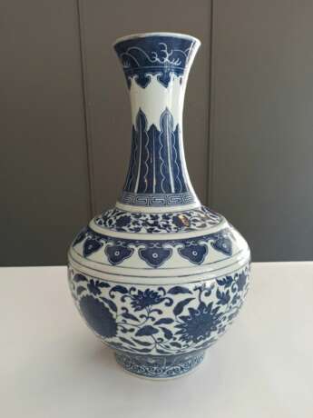 Unterglasurblau dekorierte Vase mit Lotosdekor - Foto 13