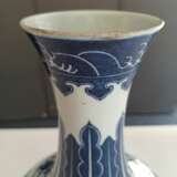 Unterglasurblau dekorierte Vase mit Lotosdekor - Foto 14