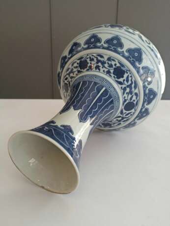Unterglasurblau dekorierte Vase mit Lotosdekor - photo 15