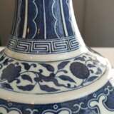 Unterglasurblau dekorierte Vase mit Lotosdekor - фото 17
