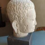 Kopf des Lokeshvara aus hellbraunem Sandstein - photo 5