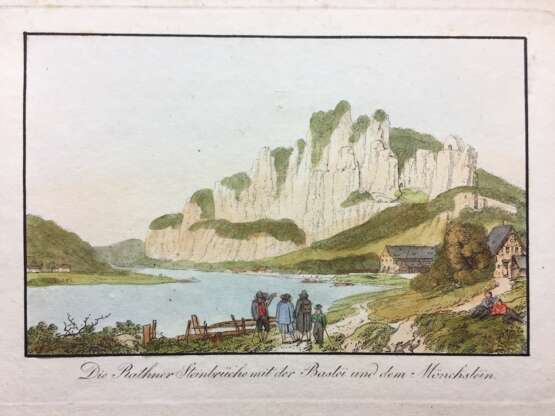 Deutscher Künstler: "Die Rathener Steinbrücke mit der Bastei und dem Mönchstein". Kolorierte Umrißradierung, 1820. - Foto 1